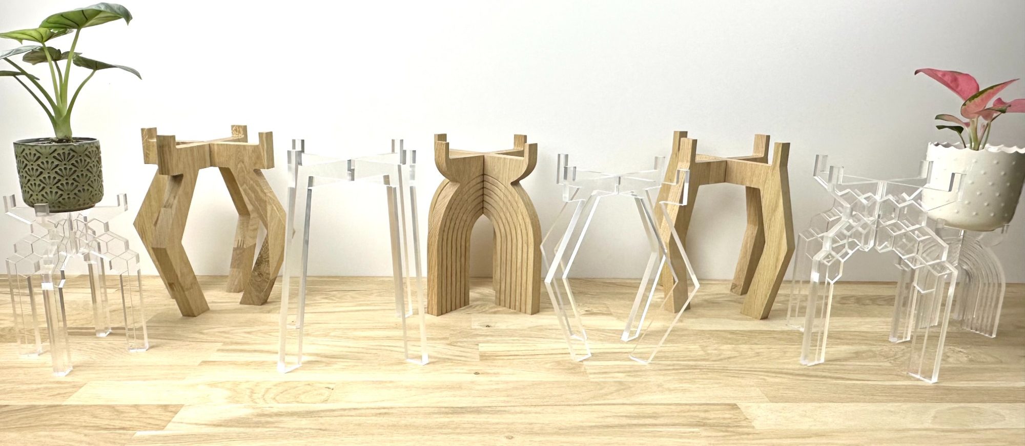 différent support pour plantes en bois et plegiglass présenté de gauche  à droite